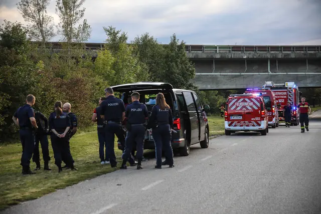 Suchaktion an und in der Traun bei Marchtrenk: Feuerwehren und Polizei versuchten eine vermisste Frau mit Spürhund, Booten, Tauchern und Drohnen zu finden. | Foto: laumat.at