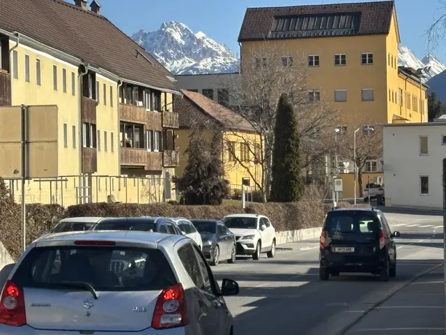 Die Einbahnregelung in der Imster Schulsiedlung soll umgedreht werden und eine Schulstraße entstehen. | Foto: Perktold