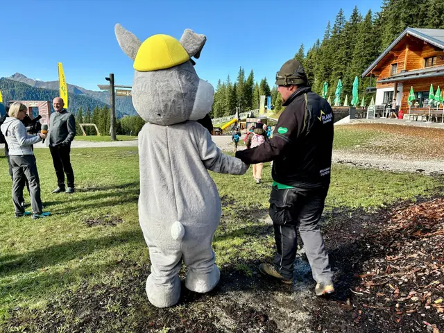 Maskottchen Hopsi mittendrin: Beim Festakt blieb auch Zeit für persönliche Begegnungen und Interviews. | Foto: Madeleine Sohneg