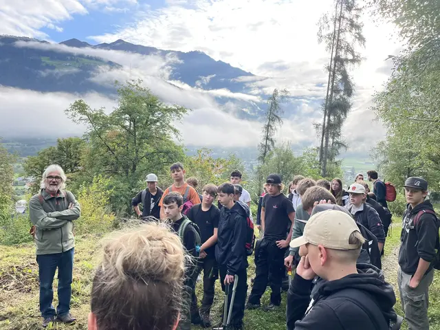 Vor Arbeitsbeginn bekamen die Schüler:innen und Lehrer:innen eine Einführung.