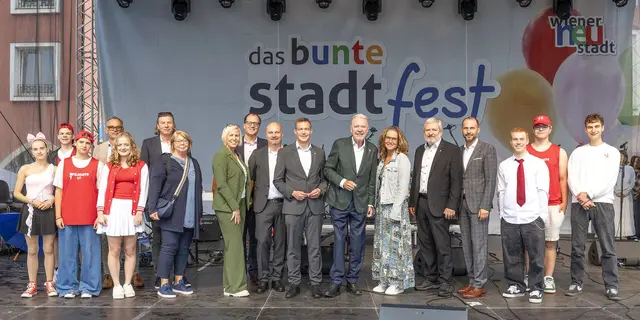 BRG Gröhrmühlgasse-Direktor Gerald Stachl, Caritas Schule-Direktor Direktor Hans Christian Kailich, HLW-Direktorin Elisabeth Inschlag, Schulqualitätsmanagerin Silvia Stögerer, HLM/BAfEP-Direktor Stefan Haider, Leiter der Bildungsdirektion-Abteilung WN-NK Heinz Kerschbaumer, Bildungsstadtrat Philipp Gruber, Bürgermeister Klaus Schneeberger, Schulqualitätsmanagerin Sonja Schärf-Stangl, HAK/HAS-Direktor Engelbert Zwitkovits und BG Babenbergerring-Direktor Martin Seitz mit Schülerinnen und Schülern des BG Babenbergerring. | Foto: Stadt Wiener Neustadt/Weller