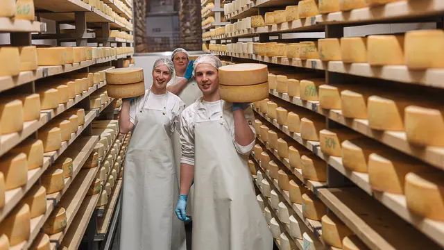 Mitarbeiter der Kaslab’n Nockberge beim Arbeiten in der Produktion. | Foto: Manuela Wilpernig