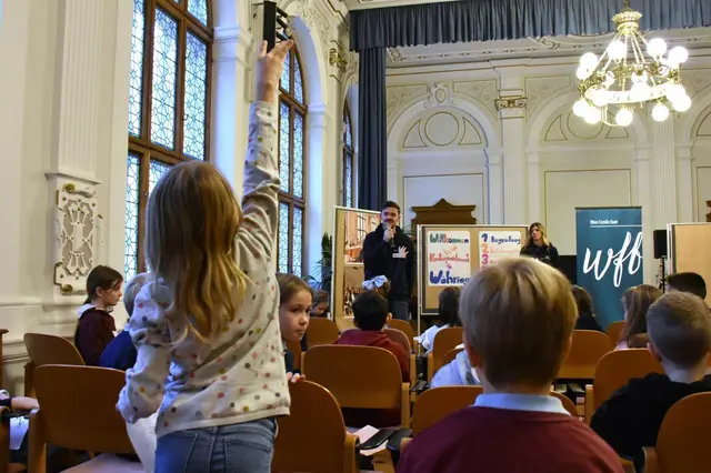 Im Kinder- und Jugendparlament gab es den Wunsch für eine neue Rutsche im Ebner-Eschenbach-Park. Jetzt wurde der Wunsch Realität. | Foto: BV18