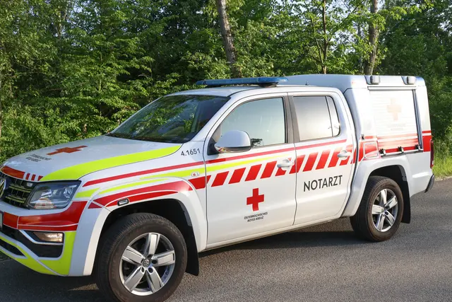 Der Notarzt versorgte eine 15-Jährige in Marchtrenk, die auf ihrem Moped mit dem Pkw einer 82-Jährigen zusammengestoßen war. | Foto: laumat.at