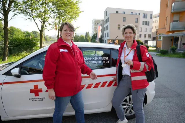 Von links: Michaela Schrumpf (Leiterin der Pflege und Betreuung, Rotes Kreuz Salzburg) und Marianne Zimmerebner (Leitung Mobile Krankenpflege, Rotes Kreuz Salzburg) freuen sich über den Einsatz der Notfall-Tracker in der Hauskrankenpflege. | Foto: Rotes Kreuz Salzburg