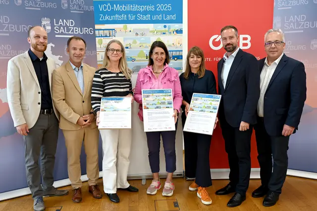 Verleihung VCÖ Mobilitätspreis Salzburg: Die Radfahrkurse für Frauen, die in der Stadt Salzburg angeboten werden, wurden im Rahmen des VCÖ-Mobilitätspreises als vorbildliches Projekt ausgezeichnet. (v.l.n.r.: Michael Schwendinger (VCÖ), Bürgermeister Bernhard Auinger, Eva Hammer-Schwaighofer (AVOS), Ulrike Stefflbauer (Team Vielfalt), Ursula Witzmann-Müller (UMW.Mobilität), Landeshauptfrau-Stellvertreter Stefan Schnöll und Gernot Hubner (Regionalmanager ÖBB-Personenverkehr AG) | Foto: Land Salzburg/Neumayr/Laux
