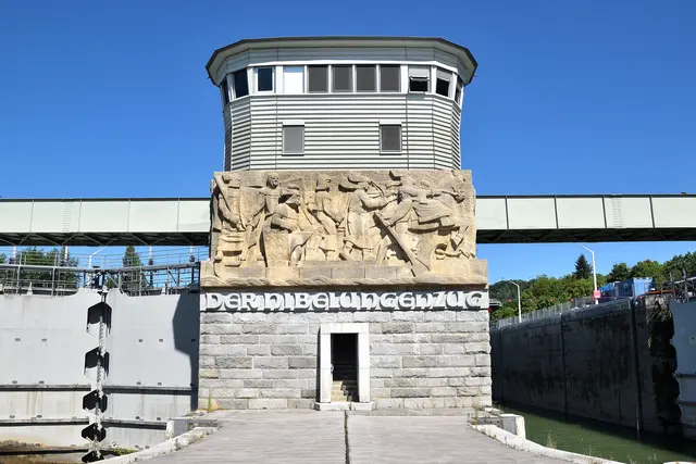 Das 10 Meter breite und 3,5 Meter hohe Kunstwerk unter der B-Stelle (Befehlsstelle) erinnert an die Verbindung der Region (Nibelungengau) mit der bekannten Sage aus dem Mittelalter in Strophenform "Das Nibelungenlied". | Foto: Hans-Peter Kriener