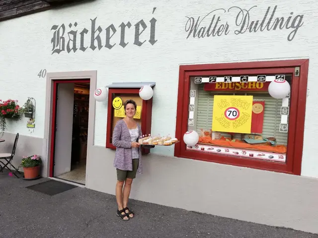 Vor der Bäckerei laden kleine aber feine Sitzmöglichkeiten Wanderer und Stammkunden zum Verweilen ein. | Foto: Dullnig