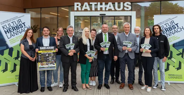 Bürgermeister Josef Niggas, Jolande Schiffmann, Kulturausschussobmann Martin Niggas, Thomas Mayer und Sylvia Niggas (Management Steinhalle), GR Christine Hubmann, GR Franz Högler, Johannes Kübeck und das Team vom „Gamskrimi“. | Foto: Petru Rimovetz