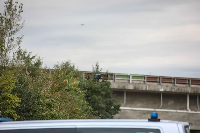 Suchaktion an und in der Traun bei Marchtrenk: Feuerwehren und Polizei versuchten eine vermisste Frau mit Spürhund, Booten, Tauchern und Drohnen zu finden. | Foto: laumat.at