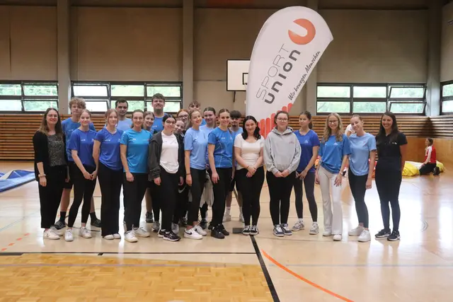 Die Klasse der 5a der Schule Theresianum Eisenstadt gemeinsam mit Sportunion Mitarbeiterin Lena Sebauer - dei Klasse plante und führte selbst Bewegungsstationen für die Kinder durch. | Foto: Sportunion Burgenland