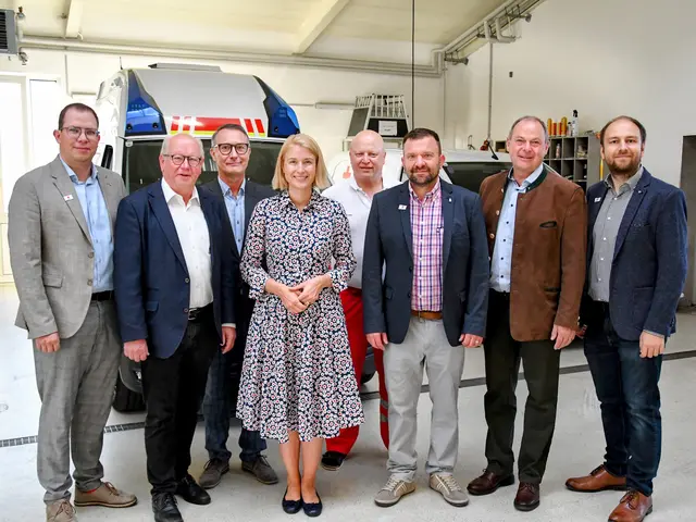 Von links: Mathias Rechberger, Bgm. Johann Plakolm, Bezirksstellenleiter Paul Gruber, Landeshauptmann-Stv. Christine Haberlander, der dienstführende Ortstellenleiter Christian Bayer, Ortsstellenleiter Christoph Kaindl, LAbg. Bgm Josef Rathgeb und Bezirksgeschäftsleiter Peter Haslinger. | Foto: Kapl