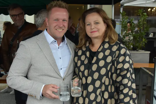 Landtagsabgeordneter Patrick Derler stieß mit  Verkehrslandesrätin Claudia Holzer auf die Eröffnung an. | Foto: MeinBezirk/Helmut Riedl