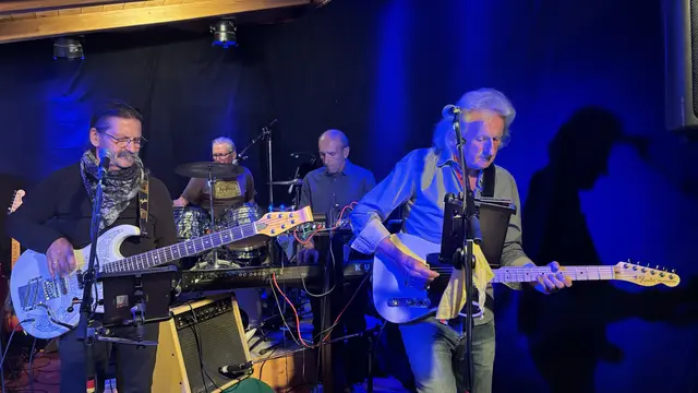Die Rockband "White Man" am 5. September 2025 bei "Toni &amp; Friends" in Mariapfarr-Fanning, v. li.: Klaus Aigner am Bass, Toni Holzer am Schlagzeug, Georg „Schurl“ Macheiner am Keyboard und Ernst Galler an der Lead-Gitarre. | Foto: pjw