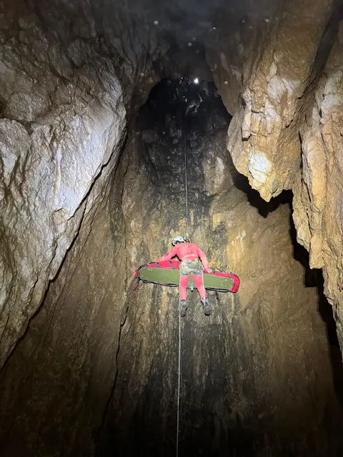 Rettung einer verletzten Person aus einer Schachthöhle | Foto: Höhlenrettung Eisenerz