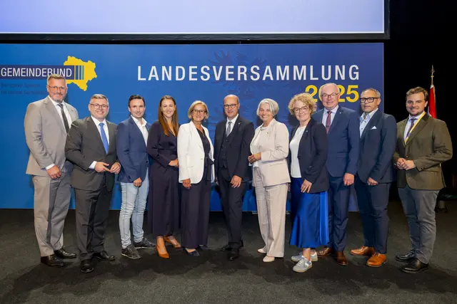 Das neu gewählte Präsidium samt Spitzen des Landes NÖ: LGF Werner Brandstetter, LR Ludwig Schleritzko, Vizepräsident Lambert Handl, Vizepräsidentin Bernadette Geieregger, LH Johanna Mikl-Leitner, Präsident Johannes Pressl, BO Michaela Walla, LR Christiane Teschl-Hofmeister, LHStv. Stephan Pernkopf, BO Nikolaus Reisel und Vizepräsident Lukas Zehetbauer. | Foto: David Schreiber