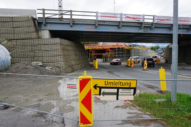 Die Großbaustelle Anschluss Innsbruck-Ost macht Fortschritte. Die alte Brücke wurde bereits abgerissen und durch eine Hilfsbrücke ersetzt, Stützpfeiler der neuen Brücke sind bereits erkennbar.  | Foto: Huber