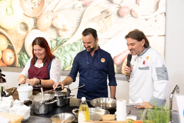 Auch Genussland Kärnten Obfrau Petra Pobaschnig "taugt" es mit Genuss Wirt Martin Hudelist zu kochen. | Foto: Nicolas Zangerle