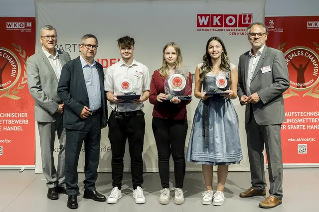 Spartengeschäftsführer Karl Ungersbäck, WKNÖ-Vizepräsident Thomas Schaden, Bastian Reiterer (Platz 2), Leonie Theiß (Platz 1) und Celina Bartilla (Platz 3) und Juryvorsitzender Tobias Spazierer. | Foto: David Schreiber