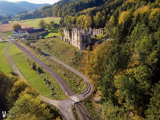Oldtimer-Freunde kamen beim Frühschoppen in Perwarth voll auf ihre Kosten. | Foto: Harald Haselsteiner
