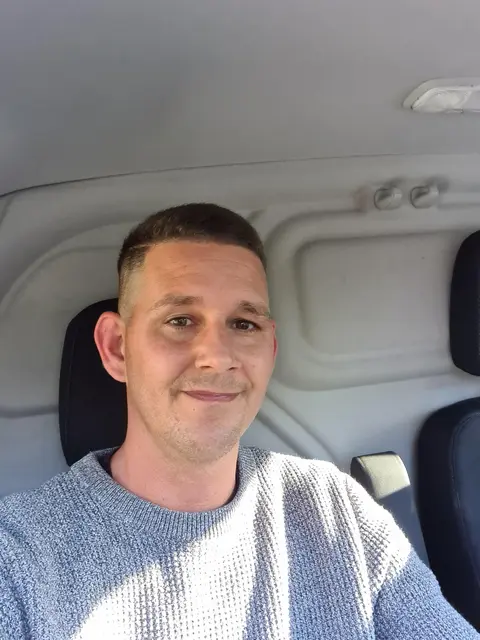 „Man muss echt was tun. Entweder steht hier jeden Tag jemand oder es braucht endlich eine Ampel“, fordert Peter Rauschmeier, dessen Sohn beinahe vor seinen Augen von einem Auto erfasst worden wäre. | Foto: Rauschmeier