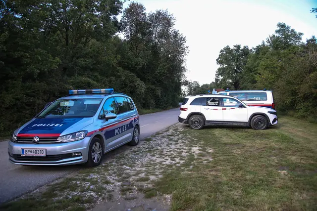 Suchaktion an und in der Traun bei Marchtrenk: Feuerwehren und Polizei versuchten eine vermisste Frau mit Spürhund, Booten, Tauchern und Drohnen zu finden. | Foto: laumat.at