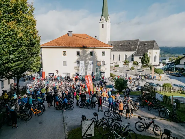 Fahrradbegeisterte fahren über Gemeindegrenzen hinweg mit dem Drahtesel – 250 Teilnehmerinnen und Teilnehmer kamen nach Kirchbichl.  | Foto: KEM Hohe Salve/Magdalena Laiminiger