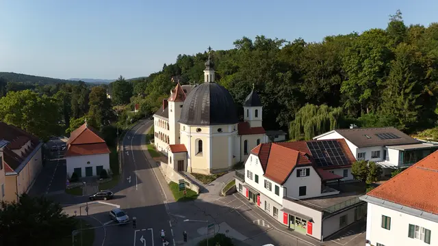 Die Pfarrkirche im Ortskern zählt zu den außergewöhnlichen Sakralbauten der Steiermark und wurde aufwendig restauriert. | Foto: Gemeinde Haselsdorf-Tobelbad