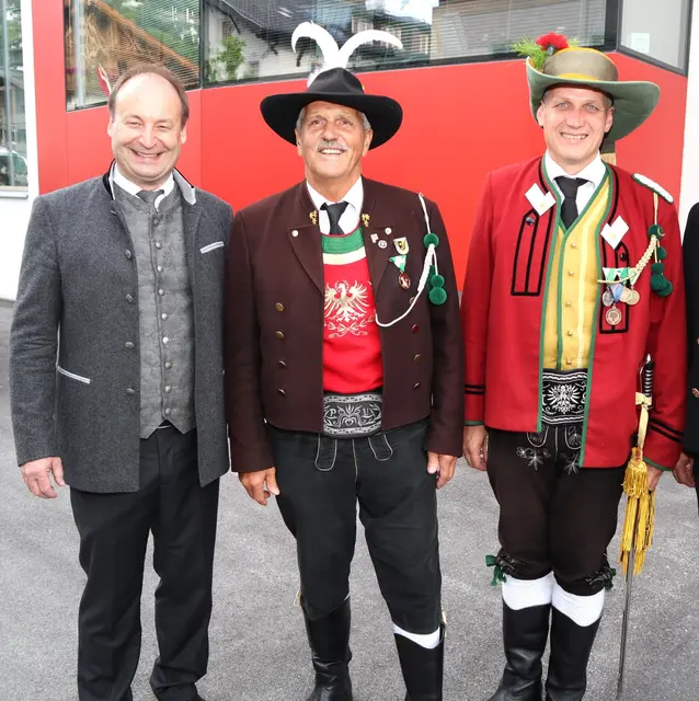 Bürgermeister Markus Zijerveld, Weerer Schützenhauptmann Peter Unterlechner, Bataillonskommandant Martin Sprenger aus Weerberg. | Foto: Foto: Arnold