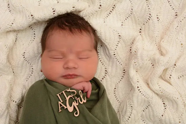Name: Laura
Geburtsdatum: 17.08.2025
Gewicht: 3300 g
Größe: 51 cm
Eltern: Natalia und David Bonasiak | Foto: Babysmile