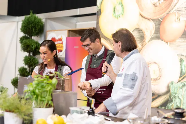 Gemeinsam kochen Landeshauptmannstellvertreter Martin Gruber und Cooking Cathrin mit ihren Lieblingsgerichten. | Foto: Nicolas Zangerle