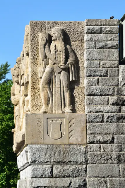 Rechte Seitenansicht des in Stein gemeißelten Bildwerks "Der Nibelungenzug". | Foto: Hans-Peter Kriener