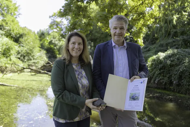 Generaldirektor Stefan Jauk das schlossORTH Nationalpark-Zentrum, um die Patenschaftsurkunde von Nationalparkdirektorin Edith Klauser entgegenzunehmen. | Foto: Gillmann