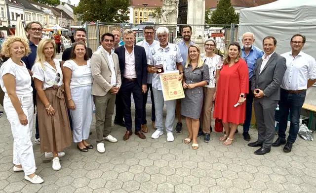 GR Andrea Zych, GR Martin Grünbeck, STR Elke Paul, GR Stefanie Deiser, 1.VBGM Stefan Hanke, BGM
Christian Gepp, GR Hubert Hinterberger, Armand A. Drobesch (Sparkasse Korneuburg), STR Martin Peterl,
Wolfgang Peterl (Verein MenschenArt), GR Patrick Wittek, 2.VZ-BGM Bernadette Haider-Wittmann, GR
Dagmar Tmej, GR Karin Schuster-Zwischenberger, GR Thomas Pfaffl, Jürgen Eibensteiner (Sparkasse
Korneuburg) und GR Andreas Minnich. | Foto: Stadtgemeinde Korneuburg