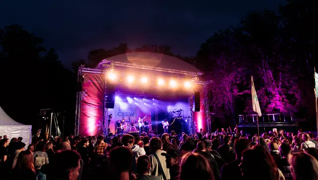 Ausgelassene Stimmung im Volksgarten
Das Publikum in Salzburg ließ sich nicht vom Feiern abbringen. | Foto: Stadt Salzburg/Martin&Klein