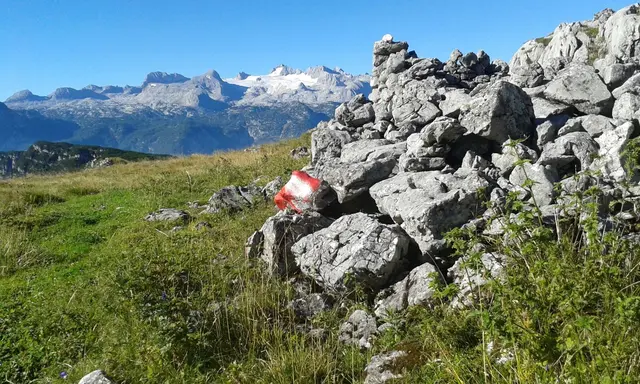 Blick vom Sarstein, bei den sogenannten “Stoahittln“, zum Dachsteingletscher. | Foto: Peter Perstl