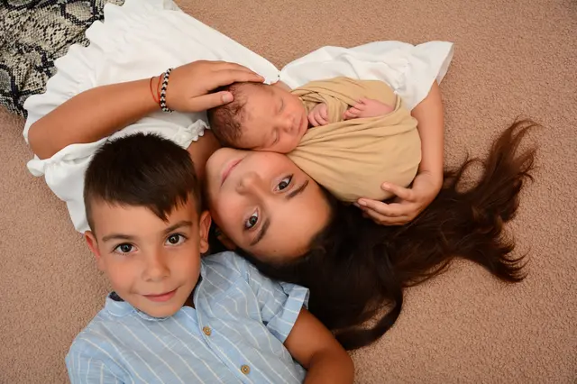 Name: Elyas-Andrei
Geburtsdatum: 13.08.2025
Gewicht: 3300 g
Größe: 50 cm
Geschwister: Karina und Nikolaus
Eltern: Andrea und Andrei-Vasile Nicorut | Foto: Babysmile