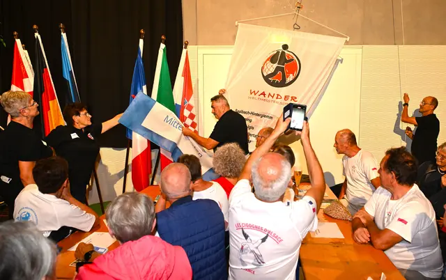 Unter viel Applaus wurde in der Halle die Fahne aufgezogen | Foto: Josef Bodner