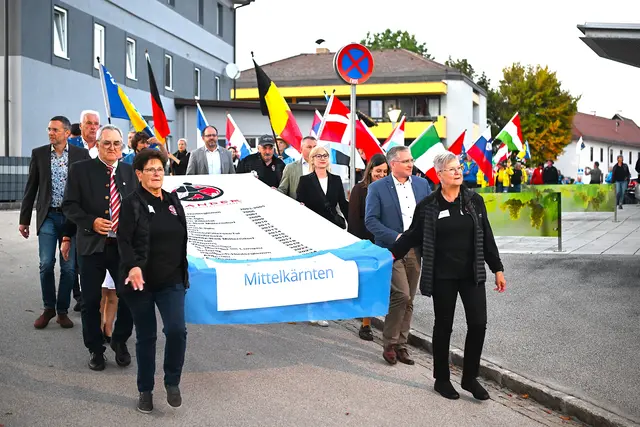 Im Anschluss an die Trachtenkapelle Glantal-Frauenstein wurde die Fahne vor den Flaggen der teilnehmenden Nationen zur Blumenhalle getragen. | Foto: Josef Bodner