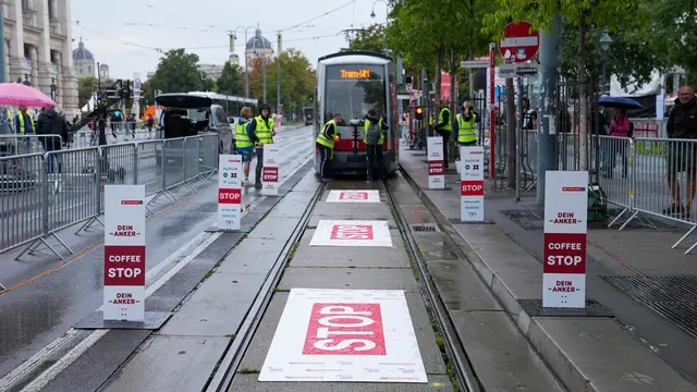 Wenige Stunden vor dem großen Tram-WM-Event am Rathausplatz haben die Teilnehmerteams am Freitag fleißig trainiert.  | Foto: Andreas Pölzl/MeinBezirk