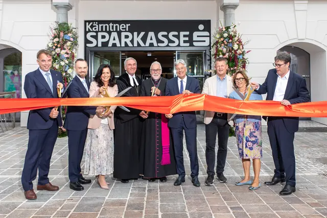 Am Foto: Kärntner Sparkasse-Vorstände Siegfried Huber, Michael Koren und Ulrike Resei, Superintendent Manfred Sauer, Bischof Josef Marketz, Landeshauptmann Peter Kaiser, Bürgermeister Christian Scheider, Sparkasse-Präsidentin Gabriele Semmelrock-Werzer und Florian Greyer (Präsident Kärntner Sparkasse AG) | Foto: Gernot Gleiss