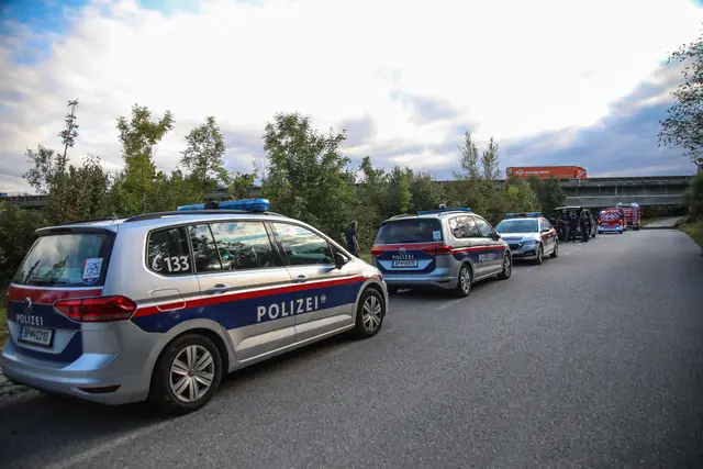 Suchaktion an und in der Traun bei Marchtrenk: Feuerwehren und Polizei versuchten eine vermisste Frau mit Spürhund, Booten, Tauchern und Drohnen zu finden. | Foto: laumat.at