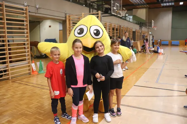 Sportunion Maskottchen Ugotchi mit Kids beim actionday in Mattersburg. | Foto: Sportunion Burgenland