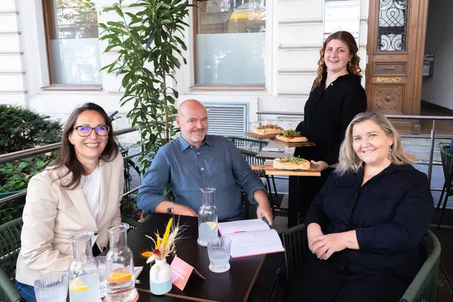 Köstliches beim Kaiser Greißler: Ilona (l.) und Michael Eitel sowie Martina Maros-Goller (r.) wurden von Mailin Nager kulinarisch verwöhnt. | Foto: Konstantinov
