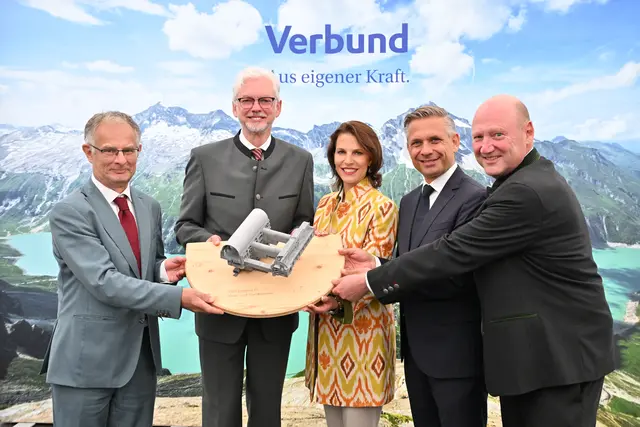 Bundesminister Markus Marterbauer, CEO VERBUND Michael Strugl, Landeshauptfrau Karoline Edtstadler, Bundesminister Wolfgang Hattmannsdorfer,  COO VERBUND Achim Kaspar  | Foto: VERBUND/Wiedl