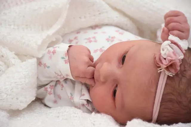 Name: Elisa
Geburtsdatum: 13.08.2025
Gewicht: 3540 g
Größe: 52 cm
Geschwister: Josef David
Eltern: David Josef Marko und Johanna Hofer aus Ehrenhausen an der Weinstraße | Foto: Babysmile