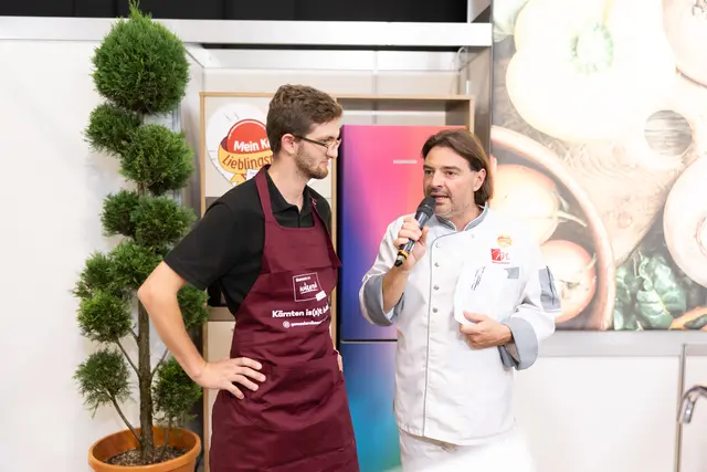 Jakob Kohlweiß von der Kaslabn erzählt über den beliebten Bergkäse. | Foto: Nicolas Zangerle