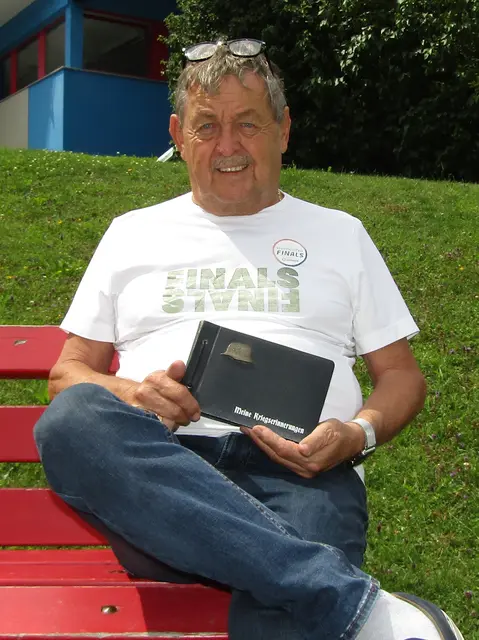 Josef Mair mit einem wertvollen zeithistorischen Dokument: Ein Kriegserinnerungsbuch seines Vaters Sebastian, der aus der Wehrmacht desertierte und denunziert wurde.  | Foto: Tatschl