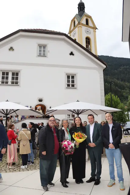 DI Christoph Kohler (Obmann Bauausschuss), Architektin DI Bettina Platter, Pächterin Sara Hofer, Bürgermeister Benedikt Lentsch und Vizebürgermeister Simon Zangerl vor dem neuen Dorfcafe "Herzstück."  | Foto: Elisabeth Zangerl