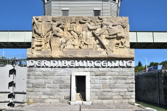 Monumentales Bildwerk aus Badner Konglomerat von Oskar Thiede beim Laufkraftwerk Ybbs-Persenbeug. | Foto: Hans-Peter Kriener